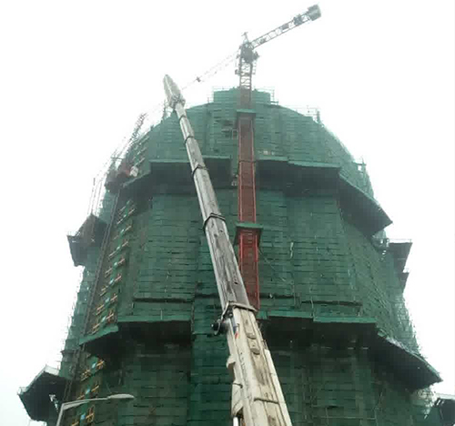 武陟吊车在工地上作业